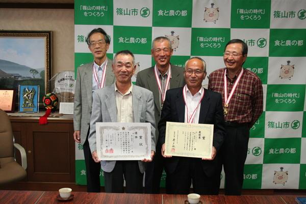 2列目に、酒井 治郎さん、西川 雅昭さん、酒井裕迪さん、1列目にに、賞状を手に持つ酒井 正道さん、木村 健二さんの写真